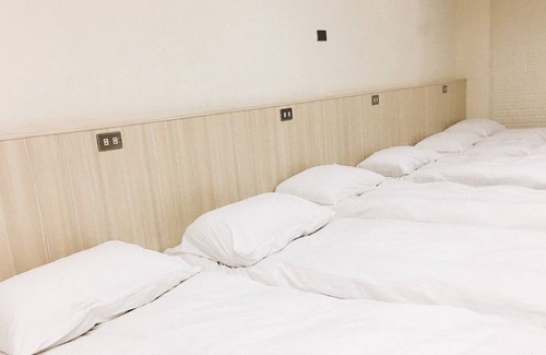 West Central District Hostel | Spacious 12 Person Room close to Railway Station