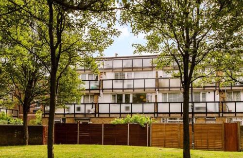 Whitechapel Apartment | Spacious 1BD Flat near Central London, Office, Smart TV