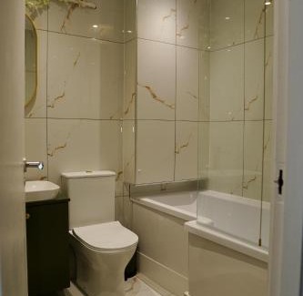 Whitechapel Apartment | Spacious 1BD Flat near Central London, Office, Smart TV