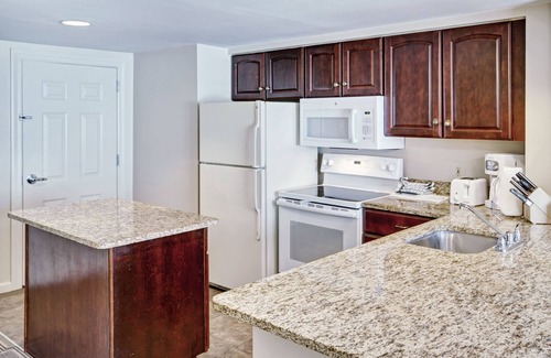 Old Town West Resort | Spacious 1BR 10 Minutes South of DC w/FREE WiFi, Free Parking and Metro Access