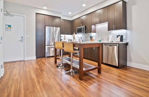 Shoreline West Apartment | Spacious 1BR | Free WiFi | Laundry | Near Castro Street