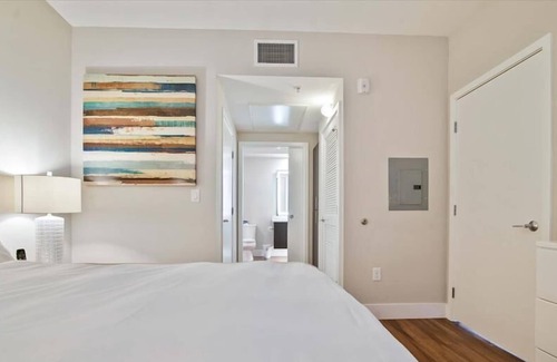 Shoreline West Apartment | Spacious 1BR | Free WiFi | Laundry | Near Castro Street