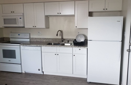 Palatka Apartment | Spacious 1BR unit available on a partitioned street. No traffic!