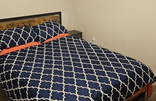 Palatka Apartment | Spacious 1BR unit available on a partitioned street. No traffic!