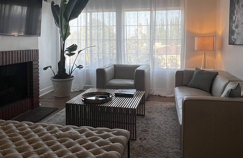 Lake Balboa Apartment | Spacious 2+2 stylish apt unit