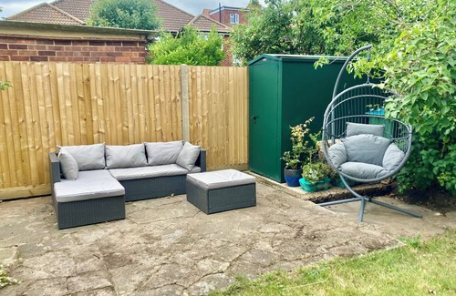 Whitton Apartment | Spacious 2 bed flat in Twickenham w/parking and large private garden