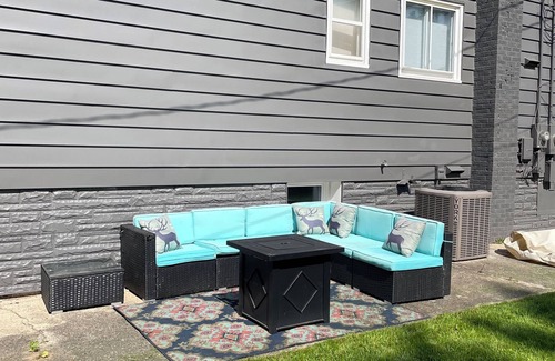 Dyersville Apartment | Spacious 2-bedroom apartment in amazing Dyersville with AC, WiFi