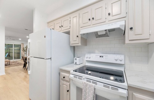 Fairhope House | Spacious 2 bedroom cottage; KING BED; fenced yard