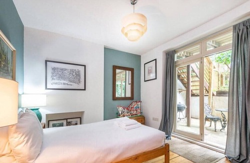 Cantelowes Apartment | Spacious 2 Bedroom Flat Near Camden Town with Garden