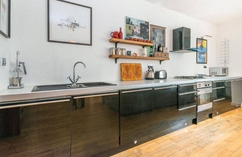 Cantelowes Apartment | Spacious 2 Bedroom Flat Near Camden Town with Garden