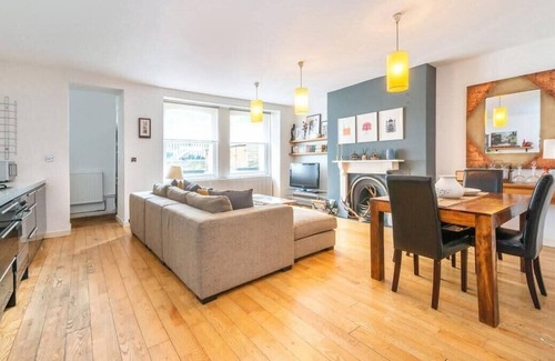 Cantelowes Apartment | Spacious 2 Bedroom Flat Near Camden Town with Garden