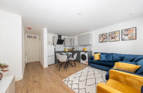 Luton Apartment | Spacious 2 bedroom home, Contractors friendly and free parking