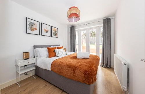 Luton Apartment | Spacious 2 bedroom home, Contractors friendly and free parking