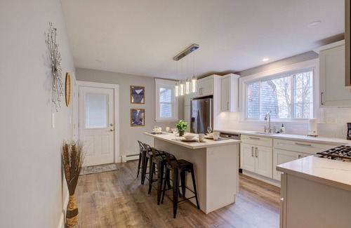 Roxbury Apartment | Spacious 2bd/1ba | Free Parking | 3D TOUR 3581