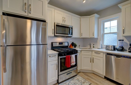 Roxbury Apartment | Spacious 2bd/1ba | Free Parking | 3D TOUR 1203