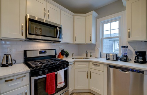 Roxbury Apartment | Spacious 2bd/1ba | Free Parking | 3D TOUR 1203