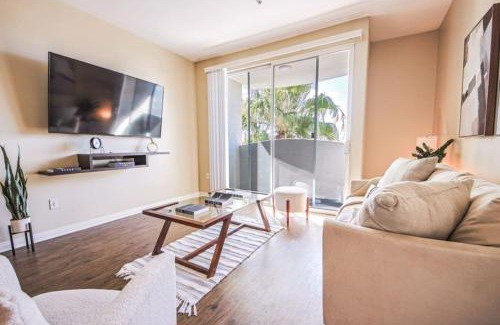 Del Rey Apartment | Spacious 2BDR near Venice Beach - Gym-Pool-Free parking!