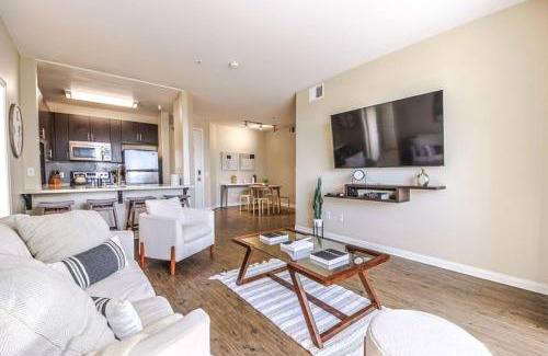 Del Rey Apartment | Spacious 2BDR near Venice Beach - Gym-Pool-Free parking!