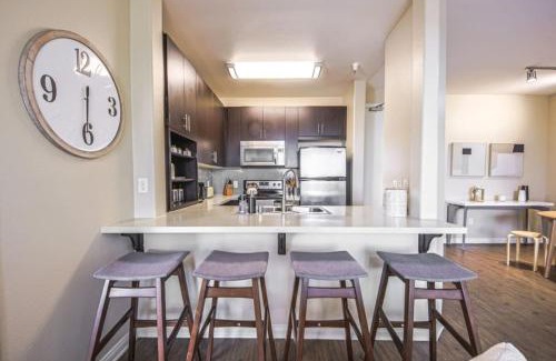 Del Rey Apartment | Spacious 2BDR near Venice Beach - Gym-Pool-Free parking!