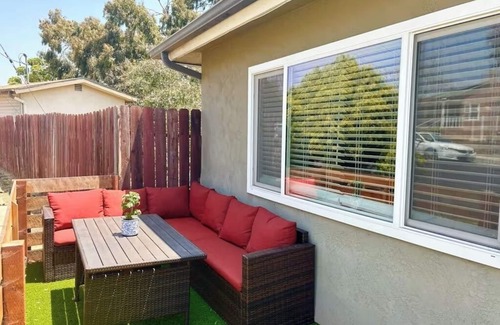 El Cerrito House | Spacious 2BR 2BA Cliffside Bungalow Near SDSU Jacuzzi Tub Family Friendly