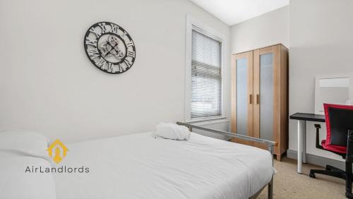 Grove Apartment | Spacious 3 Bedroom Flat in Kingston Town!