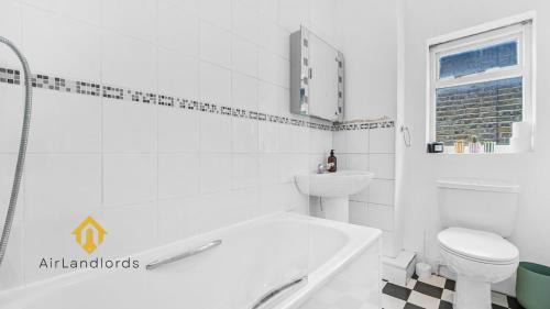 Grove Apartment | Spacious 3 Bedroom Flat in Kingston Town!