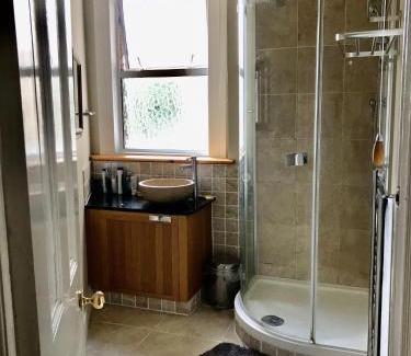 Furzedown Apartment | Spacious 3 Bed Room Flat in South West London