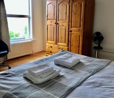 Furzedown Apartment | Spacious 3 Bed Room Flat in South West London
