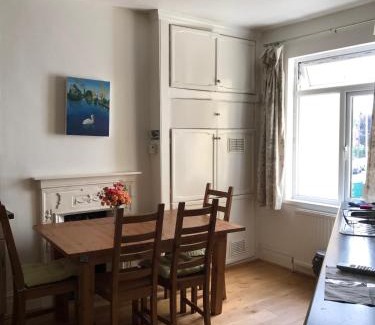 Furzedown Apartment | Spacious 3 Bed Room Flat in South West London