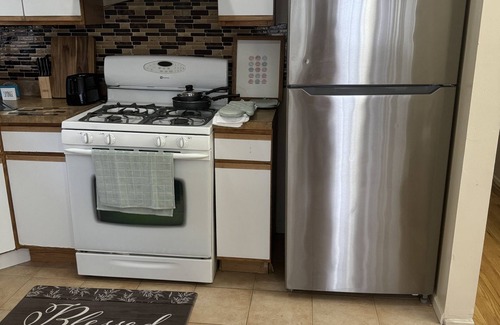 Queens Apartment | Spacious 3-bedroom apartment 5 minutes walk to Air train to JFK airport