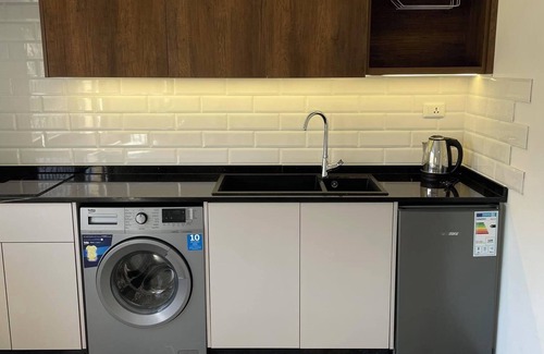 Jabal Al-Hussein Apartment | Spacious 3-bedroom apartment + Studio with AC, WiFi in fabulous Amman