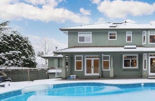 Surrey Apartment | Spacious 3-bedroom hotel suites with AC, WiFi in enjoyable Surrey
