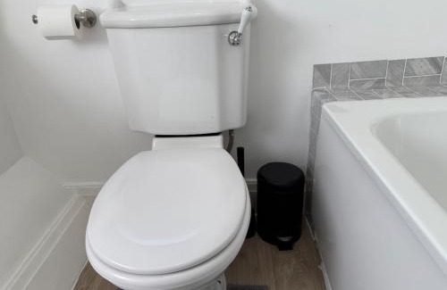 Ridgeway House | Spacious 3 Bedroom With Garden and Free Parking with fast Wi-fi