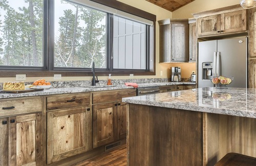 Deadwood Cabin | Spacious 3600 sq. ft. Cabin w/Hot Tub, Great Amenities & Clubhouse w/Pool!
