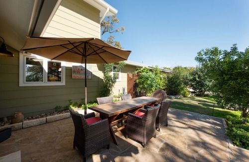West Oak Hill House | Spacious 3BD/2BA Retreat- Conveniently Located!
