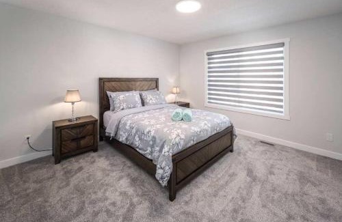 Lynnwood Ridge House | Spacious 3BR Duplex, Near Downtown & Shopping! FREE Banff Pass, Netflix, Wine, Parking! Group of up to 16 - Ask us!