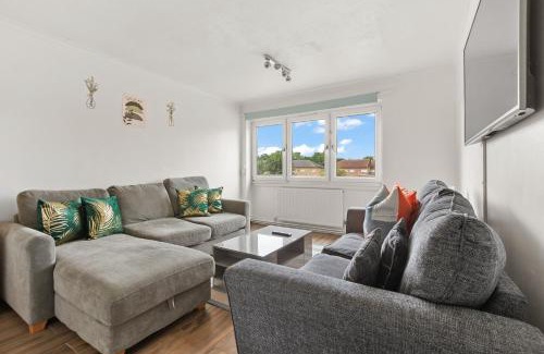 West Ham Apartment | Spacious 3BR Flat in East London,7min to Tube