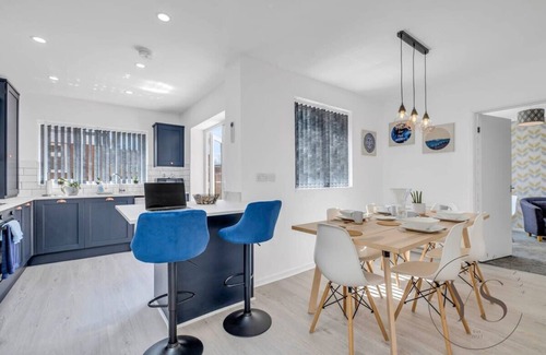 West Bromwich House | Spacious 3BR Stay w/Garage Near Birmingham