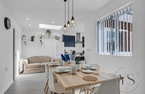 West Bromwich House | Spacious 3BR Stay w/Garage Near Birmingham