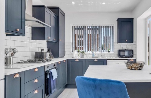 West Bromwich House | Spacious 3BR Stay w/Garage Near Birmingham