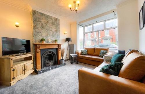Crewe House | Spacious 4-Bed House in Crewe by 53 Degrees Property, Long-term discounts, Ideal for Contractors - FREE Parking - Sleeps 8