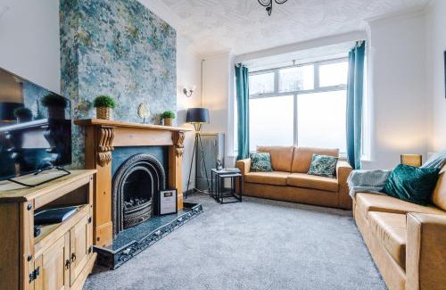 Crewe House | Spacious 4-Bed House in Crewe by 53 Degrees Property, Long-term discounts, Ideal for Contractors - FREE Parking - Sleeps 8