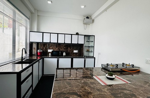 Maharagama Apartment | Spacious 4-bedroom apartment with AC and WiFi in beautiful Nugegoda