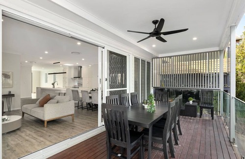 Bardon House | Spacious 4-Bedroom Bardon Retreat Across 2 Levels