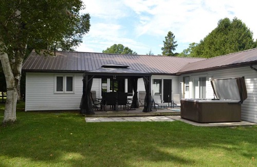 Red Bay House | Spacious 4-Bedroom Family Friendly Cottage