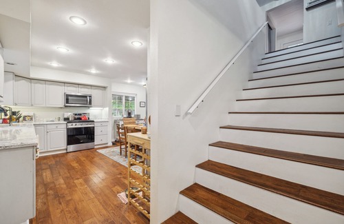 Brookdale House | Spacious 4-bedroom house in lovely Brookdale with fitness room, WiFi