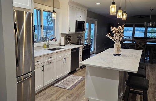 Ava House | Spacious 4-bedroom house on Lake Delta on a private road