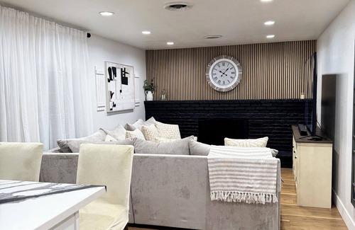 Merced House | Spacious 4-bedroom house with WiFi and AC in wonderful Merced