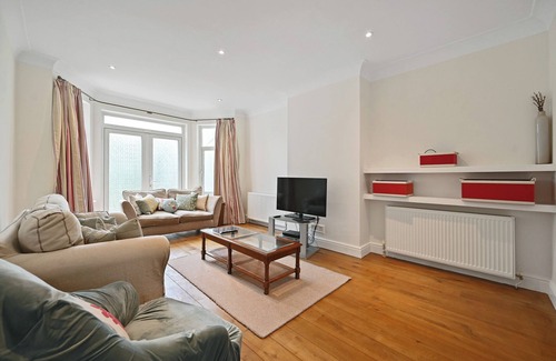 Brondesbury Park House | Spacious 4-Bedroom Luxury Retreat in Willesden