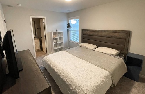Olathe House | Spacious 4 Bedroom Modern Home w/ Full Gym. ⭐️6+ Month Availability Only⭐️